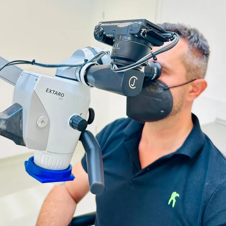 Lekár Dental Pointu pri zubnom mikroskope Zeiss EXTARO 300