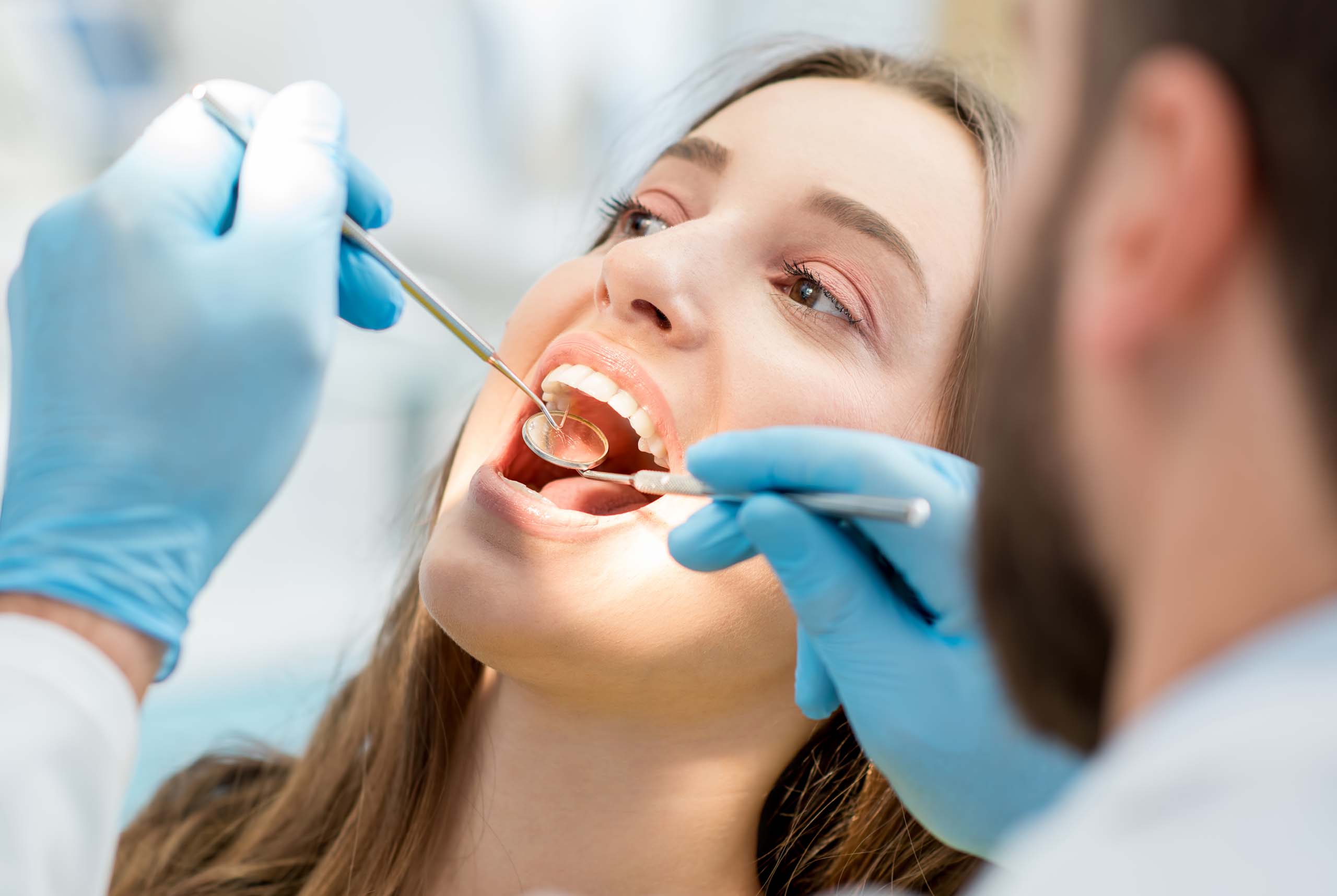 pacient na  zubnej preventívnej prehliadke 